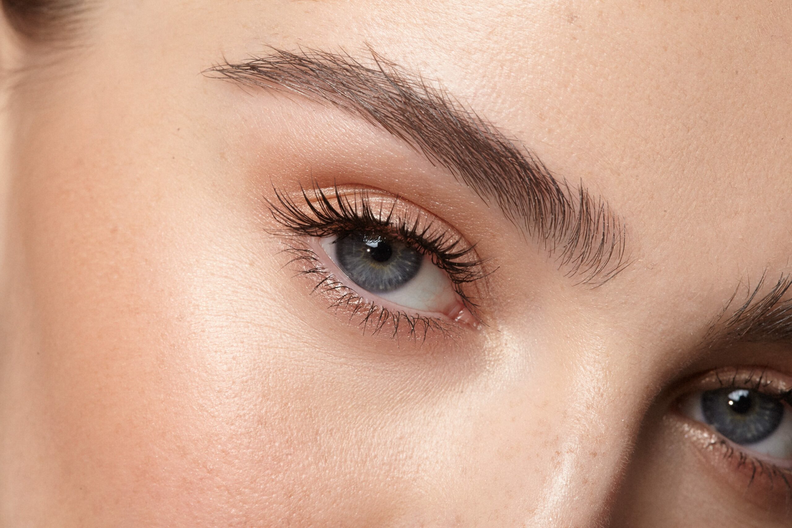 Nahaufnahme volle Augenbrauen und geschwungene Wimpern nach Brow- und Lash-Lifting bei truemetics.